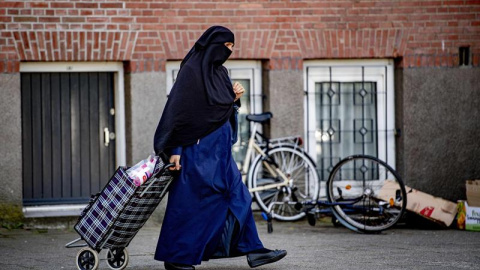 Una mujer viste un burka en Rotterdam. EFE