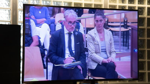 Vista de un monitor de la sala de prensa de la Audiencia de Lleida, durante el juicio por un delito de estafa a Fernando Blanco (i) y Margarita Garau (d). / EFE - ADRIÁN ROPERO