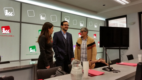 El coordinador federal de IU, Alberto Garzón, con Sira Rego, Nuria Lozano, antes del inicio de la dirección de la formación. E.P.