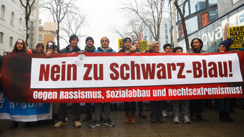 Imagen de la manifestación en Viena, donde varios asistentes sostienen una pancarta que dice "No al negro ni al azul', en referencia a los colores de los partidos del Gobierno de coalición ultraderechista salido de las elecciones en Austria