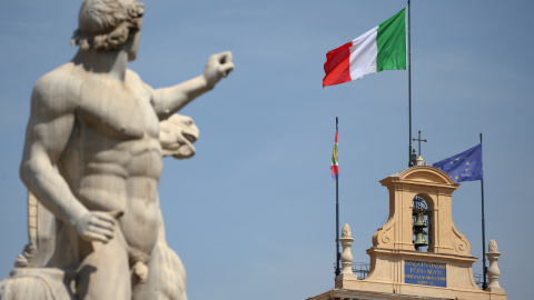 La bandera de Italia sobre el Palacio Quirinal, la sede de la Presidencia de la República, en Roma. REUTERS/Tony Gentile