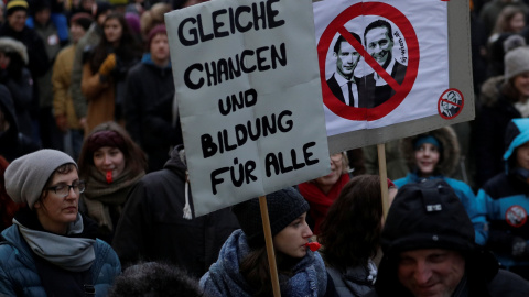 Manifestantes en Viena contra el giro ultra del Ejecutivo de coalición austríaco, con una pancarta con los retratos del canciller Sebastian Kurz y de su socio de Gobierno y vicecanciller Heinz-Christian Strache. REUTERS/Heinz-Peter Bader