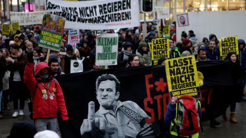 Imagen de la manifestación en Viena contra el gobierno de coalición ultra. Las pancartas amarillas dicen, en aleman, "No dejes que los nazis reinen". REUTERS/Heinz-Peter Bader