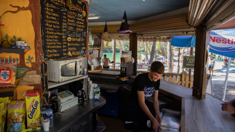 24/08/2022. Un camarero trabajando en el kiosko de comida y bebida del embalse de Bolarque, a 20 de agosto, en Guadalajara, Castilla La-Mancha, (España).