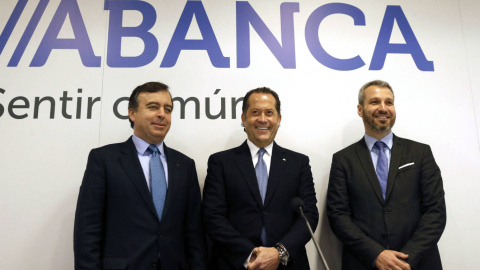 El presidente de Abanca, Juan Carlos Escotet, flanqueado por el consejero delegado de la entidad, Francisco Botas (i), y el director financiero, Alberto de Francisco (d). EFE