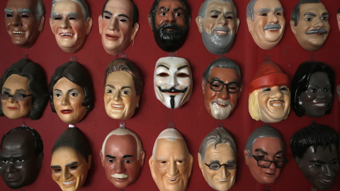 Una máscara de Guy Fawkes (centro) entre otras de personalidades y personajes famosos. REUTERS/Ricardo Moraes