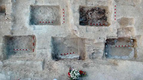 Vista aérea de las fosas encontradas en el cementerio de Porreres.