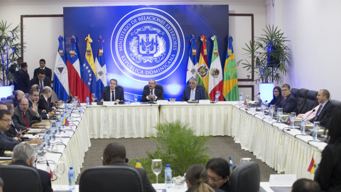 Vista de la reunión entre el Gobierno venezolano y representantes de la oposición en la sede del Ministerio de Asuntos Exteriores de la República Dominicana, en Santo Domingo. EPA/Orlando Barría