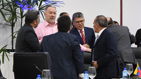 El ministro venezolano de Educación, Elías Jaua (2-d), acompañado por el exembajador ante la OEA Roy Chaderton (2-i) mientras conversan con los líderes opositores Eudoro González (i), Luis Carlos Padilla (c) y Manuel Rosales (d), durante un