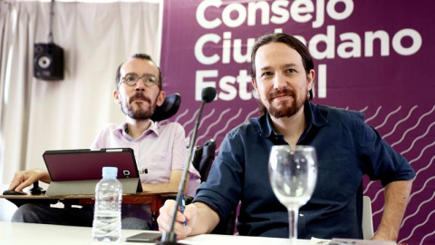 El líder de Podemos, Pablo Iglesias (d) y el secretario de Organización, Pablo Echenique durante la reunión del Consejo Ciudadano Estatal de Podemos, máximo órgano del partido entre asambleas, esta tarde en Madrid. EFE/ Mariscal