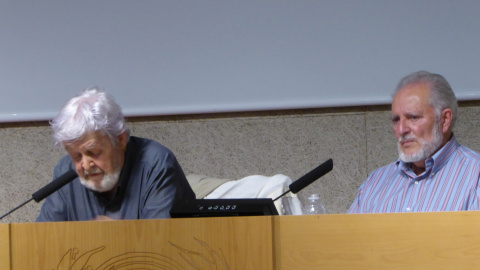 Xose Manuel Beiras y Julio Anguita, en la Facultad de Ciencias de Información de la Complutense. JV