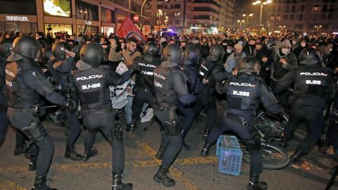 La Policía antidisturbios carga contra los manifestantes en Valencia en protesta por la detención e ingreso en prisión del rapero Pablo Hasel.