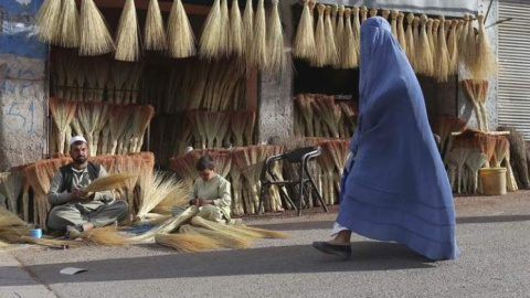 Una mujer con un burka pasea por las calles de Austria. EFE