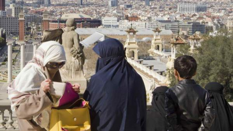 Varias mujeres con niqab contemplan Barcelona desde el mirador del Museo de Arte Nacional de Catalunya. EFE