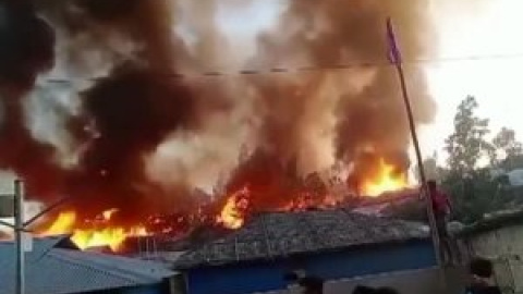 Un incendio en un campamento rohinya en Bangladesh destruye miles de hogares