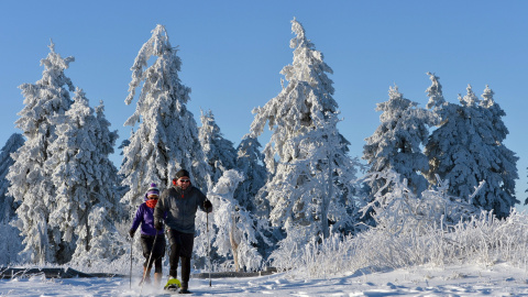 Dos personas caminan con raquetas de nieve en la montaña Grosser Feldberg, en la región de Taunus, en Schmitten (Alemania). EFE / EPA / ARNE Dedert