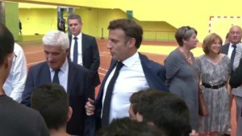 Macron encesta una canasta en su visita a un centro deportivo