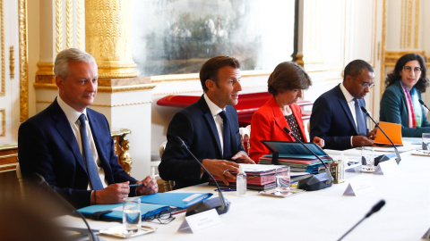 El presidente francés Emmanuel Macron, el ministro de Economía Bruno Le Maire, la ministra de Relaciones Exteriores Catherine Colonna, el ministro de Educación francés Pap Ndiaye y la ministra de Cultura francesa Rima Abdul Malak asisten al