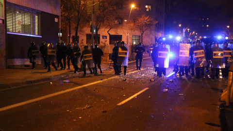 Mossos d'Esquadra al carrer Muntaner de Barcelona durant una manifestació contra l'empresonament de Pablo Hasel.