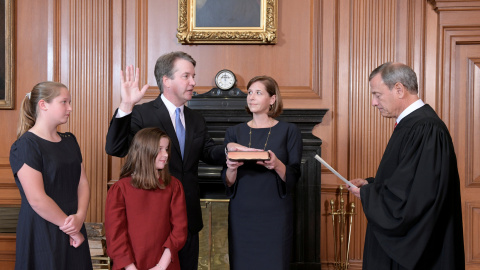 Kavanaugh jurando su nuevo cargo en el Supremo. Reuters