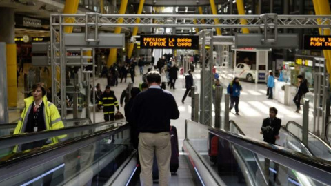 Pasajeros en el Aeropuerto Adolfo Suárez Madrid-Barajas. REUTERS