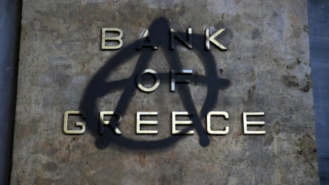 El símbolo de la anarquía en el logo del Banco de Grecia. - REUTERS