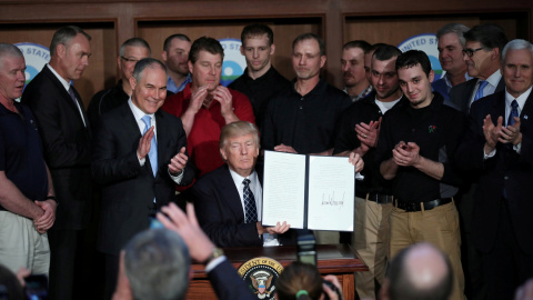 El presidente estadounidense Donald Trump sostiene la orden ejecutiva sobre independencia energética, que elimina la regulación sobre cambio climático de la era Obama, durante una ceremonia en la sede de la Agencia de Protección Ambiental (