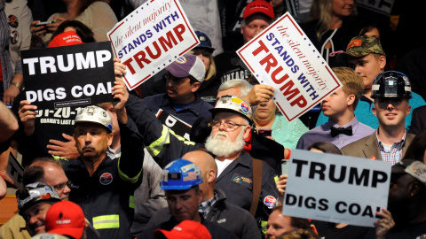 Seguidores de Donald Trump, con carteles que dicen 'Trump excava carbón', en un acto de la campaña electoral de 2016. REUTERS/Chris Tilley