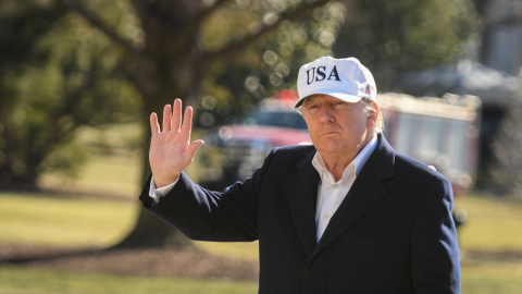 El presidente de EUU, Donald Trump, en los jardines de la Casa Blanca, tras un regreso de la residencia de Camp David. REUTERS/Mary F. Calvert