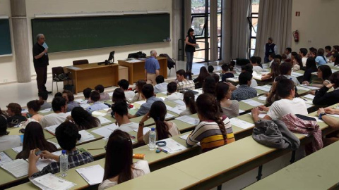 Varios alumnos se enfrentan a la última Selectividad del sistema universitario español en Oviedo, este miércoles./ EFE