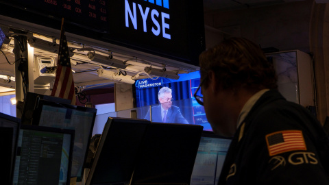 Un operador de la bolsa de ueva York (NYSE, según sus siglas en inglés), observa en un monitor la rueda de prensa del presidente de la Rserva Federal, Jerome Powell, tras la reunión en la que se decidió la primera bajada de los tipos de int