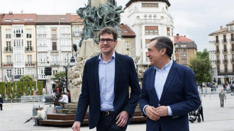 Gorka Urtaran (izquierda), junto a Xabier Agirre, presidente del Araba Buru Batzat, el PNV alavés. - EFE