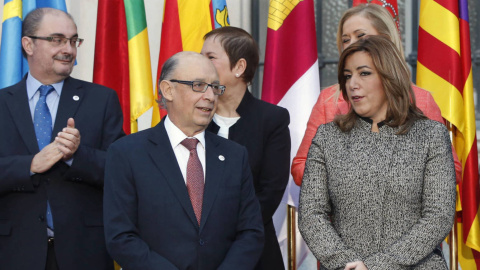 El ministro de Hacienda, Cristóbal Montoro, junto a la presidenta andaluza, Susana Díaz, el aragonés Javier Lambán, la navarra Uxue Barcos, y la madrileña Cristina Cifuentes, en la última Conferencia de Presidentes, en el Senado. EFE