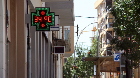 Un termòmetre marca 34 graus de temperatura a Móra d'Ebre, en una imatge d'arxiu