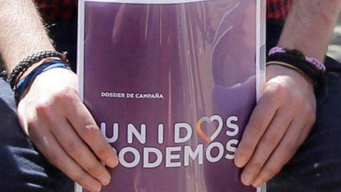 Pablo Iglesias sostiene una carpeta con el logo de Unidos Podemos urante la presentación de las líneas maestras y calendario de la próxima campaña electoral. / EFE