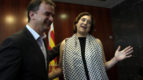 La futura alcaldesa de Barcelona, Ada Colau, y el candidato de ERC, Alfred Bosch, tras la rueda de prensa conjunta celebrada ayer en Barcelona