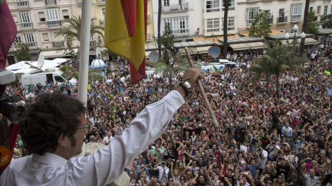 El nuevo alcalde de Cádiz, José María González Santos "Kichi", saluda desde el balcón del Ayuntamiento tras tomar posesión de su cargo. Centenares de personas han esperado la salida de "Kichi" al balcón del consistorio para aclamar a su nue