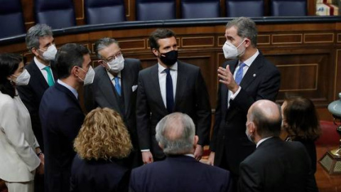 El presidente del Gobierno Pedro Sánchez y el líder del PP, Pablo Casado, junto al rey Felipe VI y otros miembros del Ejecutivo en el Congreso.