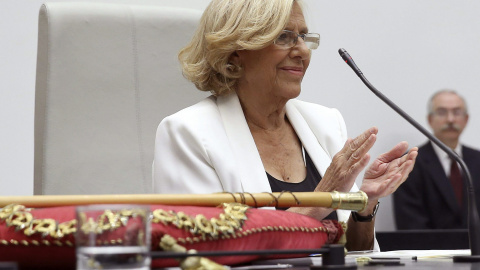 Manuela Carmena, cabeza de lista de Ahora Madrid al Ayuntamiento de la capital de España, aplaude tras haber sido proclamada nueva alcaldesa de la ciudad. EFE/Chema Moya