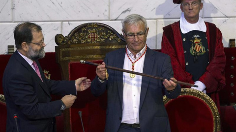 Joan Ribó (c), de Compromís, sostiene el bastón de mando tras ser elegido hoy alcalde de Valencia al obtener la mayoría absoluta del consistorio.- EFE