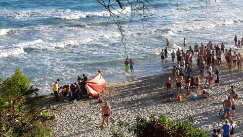 Equipos de emergencia, realizado labores de reanimación a un hombre que finalmente murió tras ahogarse en la Platja de la Móra (Tarragona) el pasado 28 de julio. FOTO J.J.