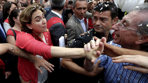 La candidata de Barcelona en Comú, Ada Colau, saluda a sus seguidores en la plaza de Sant Jaume tras ser proclamada primera alcaldesa de la capital catalana, con una mayoría absoluta de 21 de los 41 votos de los concejales que forman el con