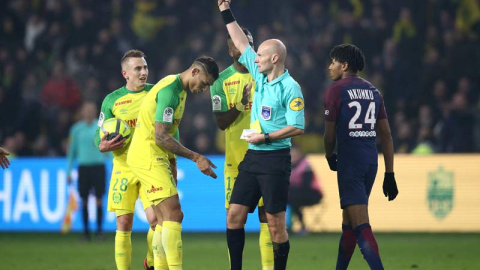 El árbitro muestra la tarjeta roja al jugador del Nantes, Diego Carlos, después de haberle dado una patada. | STEPHANE  MAHE (REUTERS)