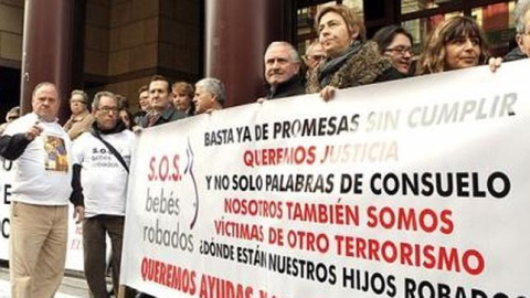 La asociación SOS Bebes Robados durante una concentración. EFE