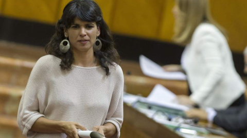 La secretaria general de Podemos Andalucía, Teresa Rodríguez, y la presidenta de la Junta de Andalucía, Susana Díaz, en una de las sesiones del Parlamento andaluz. JULIO MUÑOZ / EFE