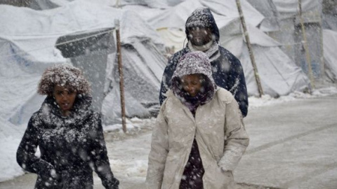 Refugiados, personas sin hogar y ancianos son los más afectados por la fuerte ola de frío.- EFE