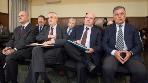 Los expresidentes del Gobierno andaluz, Manuel Chavez (i) y José Antonio Griñán (2i), el exvicepresidente, Gaspar Zarrías (2d), y el exconsejero de Empleo, José Antonio Viera (d), durante el juicio de la pieza política de los ERE. EFE/ Raul