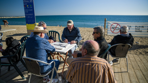 04/0/2023 - Unos hombres juegan al dominó en la playa de la Barceloneta, en Barcelona, Catalunya.