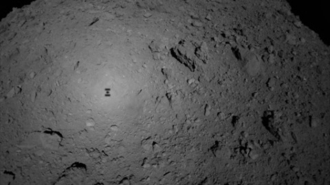 La sombra de la nave automática Hayabusa sobre la superficie del asteroide Ryugu./JAXA