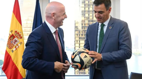 El presidente del Gobierno en funciones, Pedro Sánchez (d), y el presidente de la FIFA, Gianni Infantino en Nueva York el 20 de septiembre de 2023.